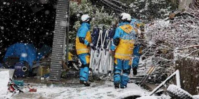 seisme-du-nouvel-an-au-japon:-le-bilan-s’alourdit-a-161-morts,-la-neige-perturbe-les-secours
