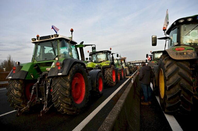 colere-des-agriculteurs-:-un-millier-de-tracteurs-encercle-le-parlement-europeen