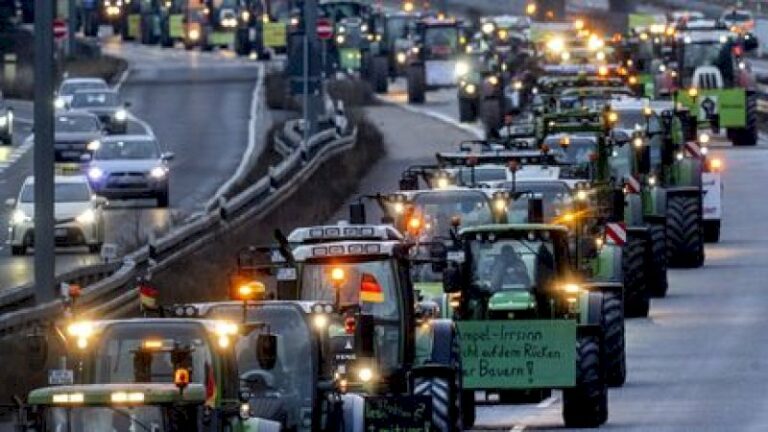 allemagne-:-des-centaines-d’agriculteurs-en-tracteur-ont-perturbe-l’aeroport-de-francfort
