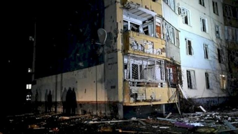ukraine-:-sept-personnes,-dont-trois-enfants,-tuees-dans-un-incendie-apres-des-frappes-russes-a-kharkiv