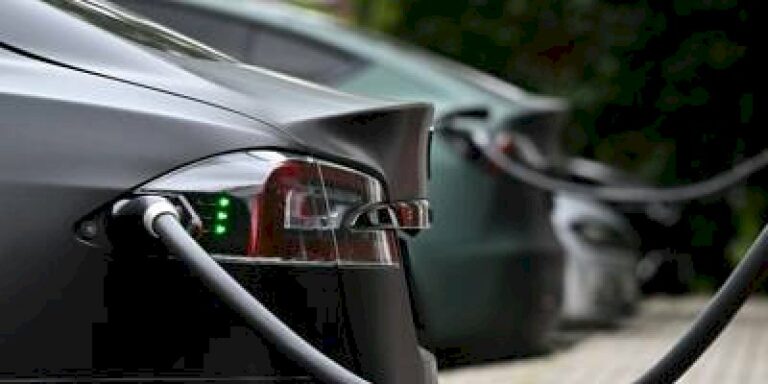 vehicules-electriques:-le-bonus-ecologique-baisse-de-1.000-euros-pour-les-menages-les-plus-aises