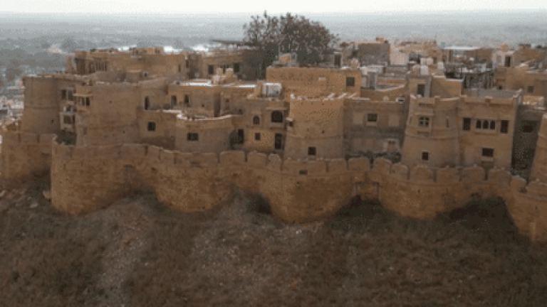 inde-:-a-la-decouverte-de-la-forteresse-de-jaisalmer,-comparee-a-la-cite-fortifiee-de-carcassonne