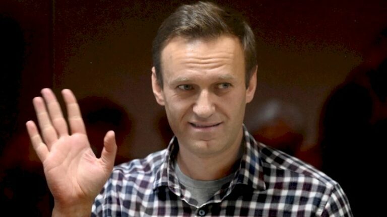 alexei-navalny-est-mort :-ce-que-l’on-sait-des-circonstances-du-deces-de-l’opposant-historique-de-poutine