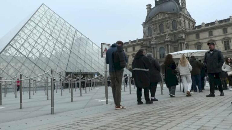 « ca-commence-a-faire-cher »:-le-prix-du-billet-augmente-au-louvre-et-dans-d’autres-sites-touristiques-parisiens