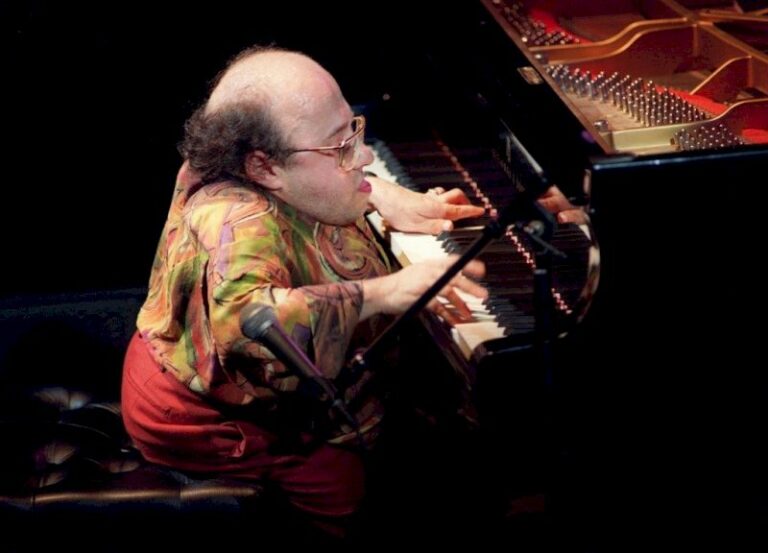 « michel-petrucciani,-le-pianiste-presse » :-une-remarquable-biographie-rend-enfin-sa-stature-a-cette-legende-du-jazz