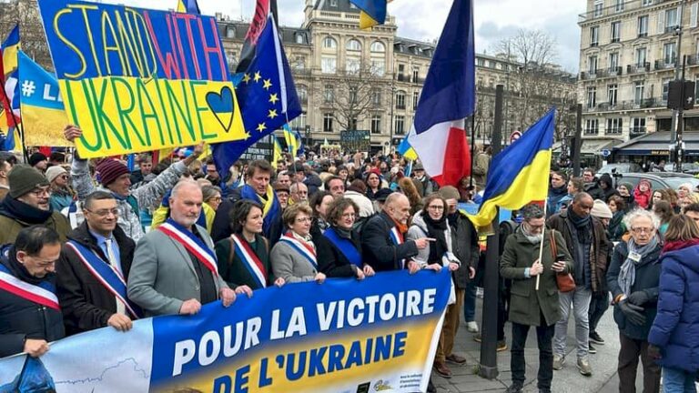 paris:-2.800-personnes-presentes-a-la-marche-pour-l’ukraine,-deux-ans-apres-le-debut-de-la-guerre