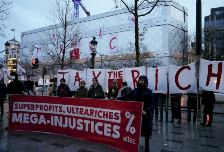 « tax-the-rich »-:-des-militants-d’attac-deploient-une-banderole-geante-sur-le-futur-hotel-vuitton-a-paris