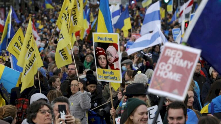 apres-deux-ans-de-guerre-en-ukraine,-les-europeens-manifestent-leur-soutien-au-peuple-ukrainien