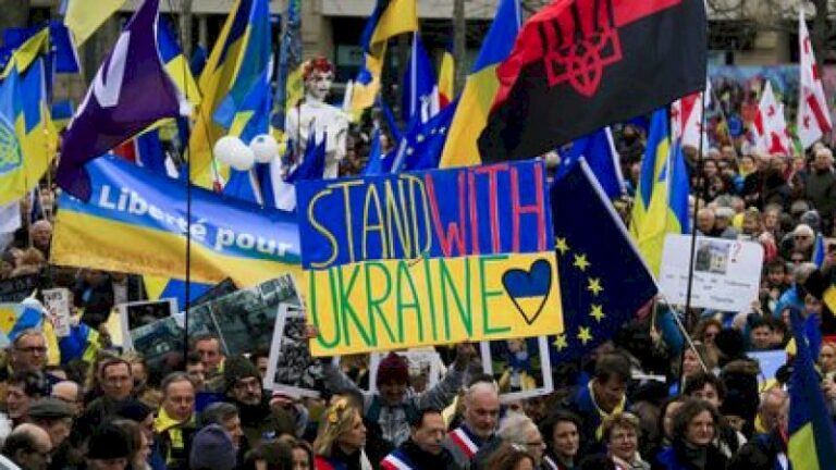 guerre-en-ukraine-:-des-manifestations-en-soutien-a-kiev-a-travers-l’europe,-deux-ans-apres-le-debut-du-conflit