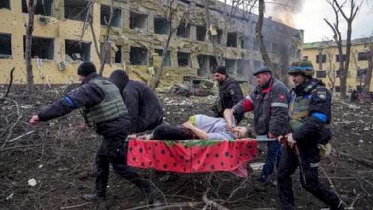 video.-« vingt-jours-a-marioupol »-:-un-documentaire-nomme-aux-oscars-et-multiprime-revient-sur-le-bombardement-d’un-hopital-pediatrique-en-ukraine-en-mars-2022