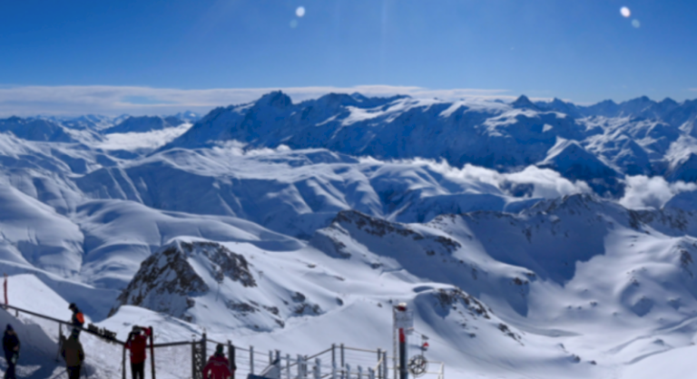 alpes-:-le-point-culminant-de-cette-station-de-ski-offre-un-panorama-unique