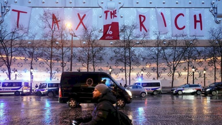 banderole-sur-le-futur-hotel-vuitton-a-paris:-trois-militants-d’attac-interpelles
