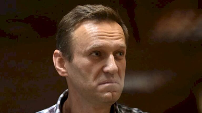 alexei-navalny:-son-equipe-affirme-qu’un-echange-avec-un-prisonnier-russe-etait-« dans-sa-phase-finale »-avant-sa-mort