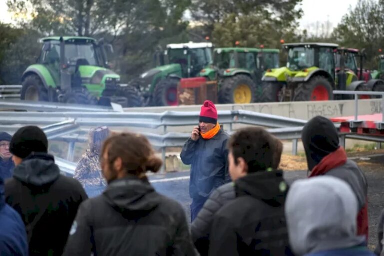 colere-des-agriculteurs-catalans-:-les-autoroutes-a9-et-ap7-restent-fermees-jusqu’a-nouvel-ordre-au-sud-de-perpignan