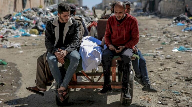 bande-de-gaza :-une-distribution-d’aide-alimentaire-vire-au-cauchemar,-au-moins-107 morts-selon-le-hamas