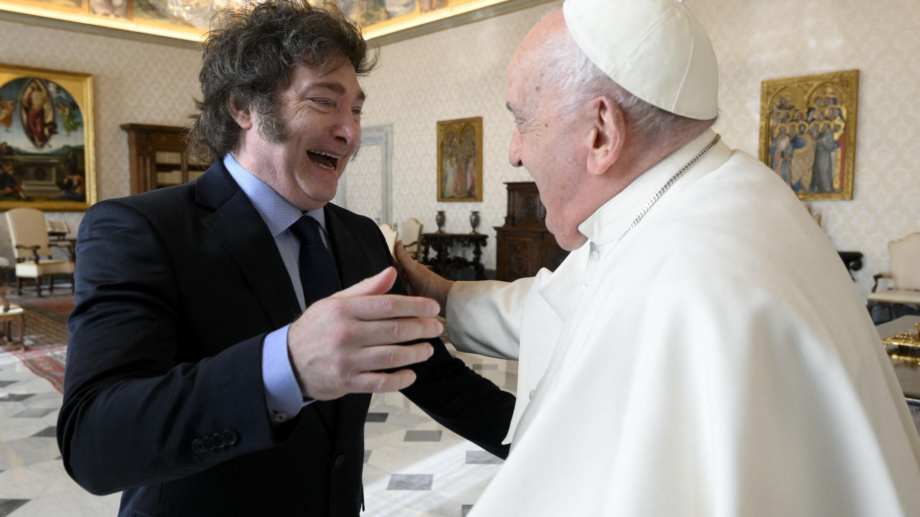   Javier Milei a ramené au pape un petit bout d’Argentine pour leur rencontre  
