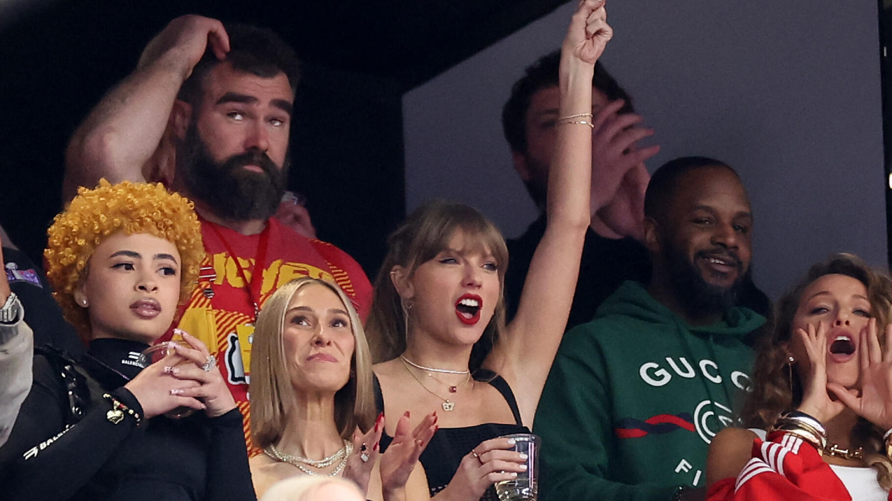   Taylor Swift au Super Bowl pour soutenir Travis Kelce, avec une subtile (et coûteuse) attention  