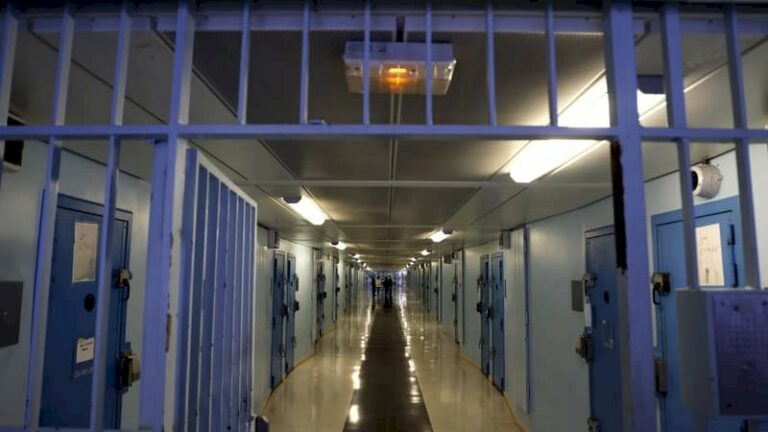 prisons:-76.258-personnes-detenues-au-1er-fevrier,-nouveau-record