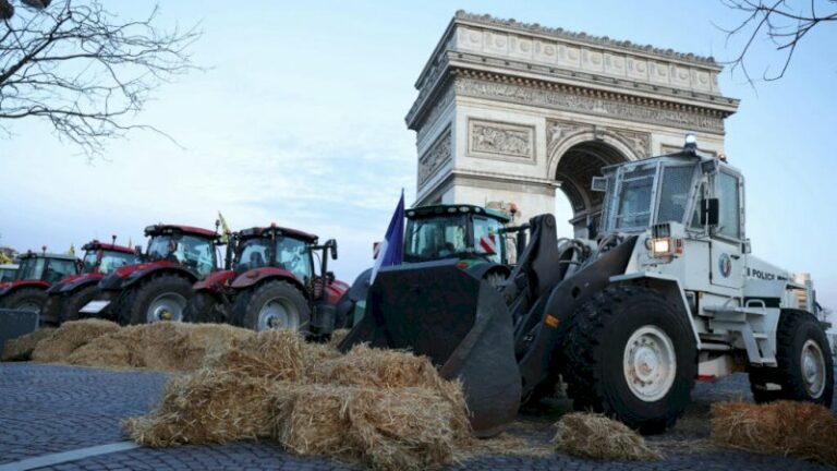 crise-agricole-:-la-coordination-rurale-mene-une-action-autour-de-l’arc-de-triomphe-a-paris