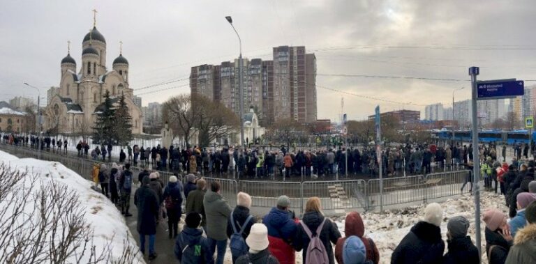 en-direct-–-funerailles-de-navalny-:-des-milliers-de-personnes-rassemblees,-la-foule-scande-le-nom-de-l’opposant