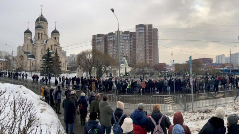les-obseques-d’alexei-navalny-reunissent-des-centaines-de-russes-a-moscou-pour-un-dernier-hommage