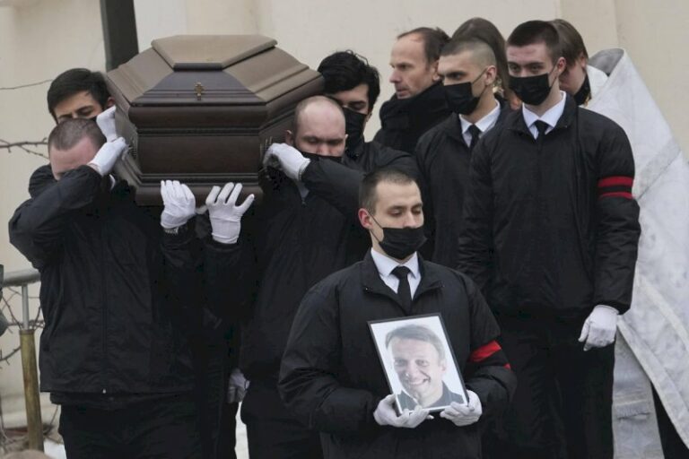 funerailles-d’alexei-navalny :-« nous-ne-pardonnerons-pas »,-proches-et-militants-font-bloc
