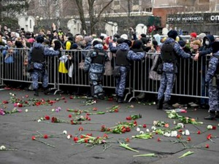direct.-guerre-en-ukraine-:-emmanuel-macron-affiche-son-admiration-envers-les-russes-qui-« ont-eu-du-courage-pour-rendre-hommage-a-navalny »