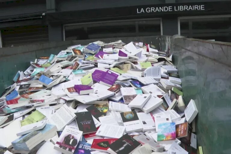 60-tonnes-de-livres-a-la-poubelle-apres-la-faillite-d’une-librairie-:-on-vous-dit-pourquoi-ils-n’ont-pas-ete-donnes