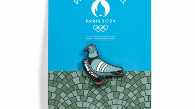 « un-symbole-parisien »:-un-pin’s-officiel-a-l’effigie-d’un-pigeon-mis-a-la-vente-pour-les-jo-2024