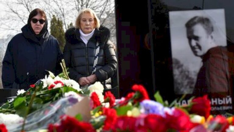mort-d’alexei-navalny-:-la-mere-de-l’opposant-russe-s’est-rendue-sur-sa-tombe-le-lendemain-des-funerailles