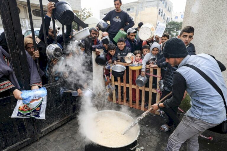 pres-de-40.000-repas:-les-etats-unis-ont-commence-les-largages-d’aide-sur-gaza