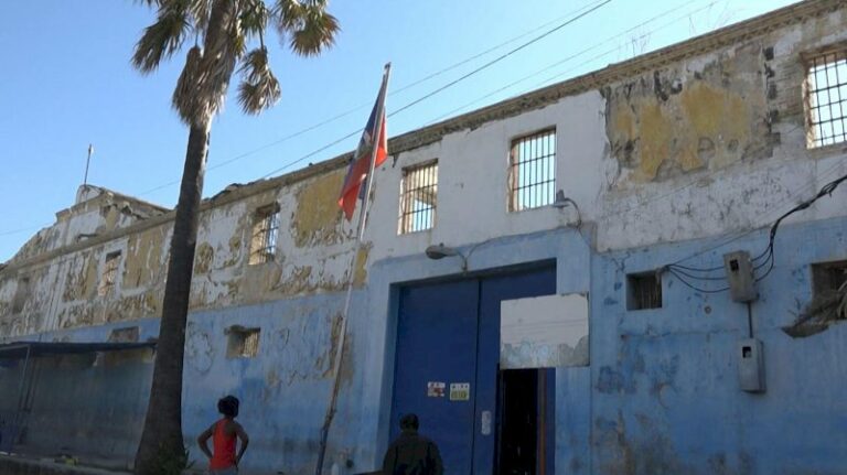 en-haiti,-l’etat-d’urgence-declare-apres-l’evasion-de-milliers-de-detenus-d’un-centre-penitentiaire