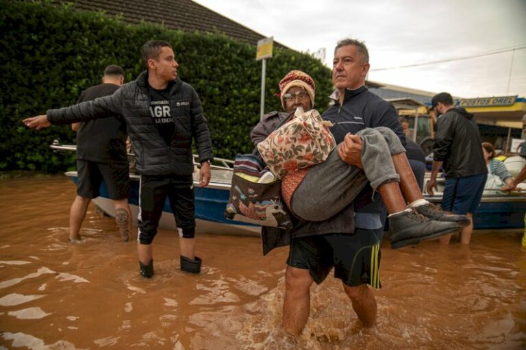 inondations-au-bresil:-course-contre-la-montre-pour-secourir-les-victimes